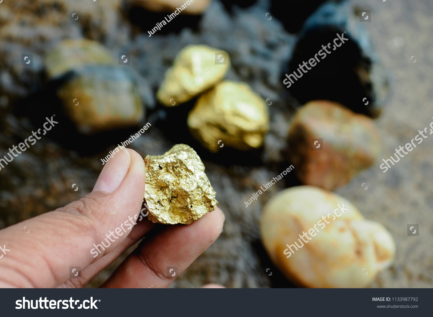 Raw gold nuggets and gold ore for sale